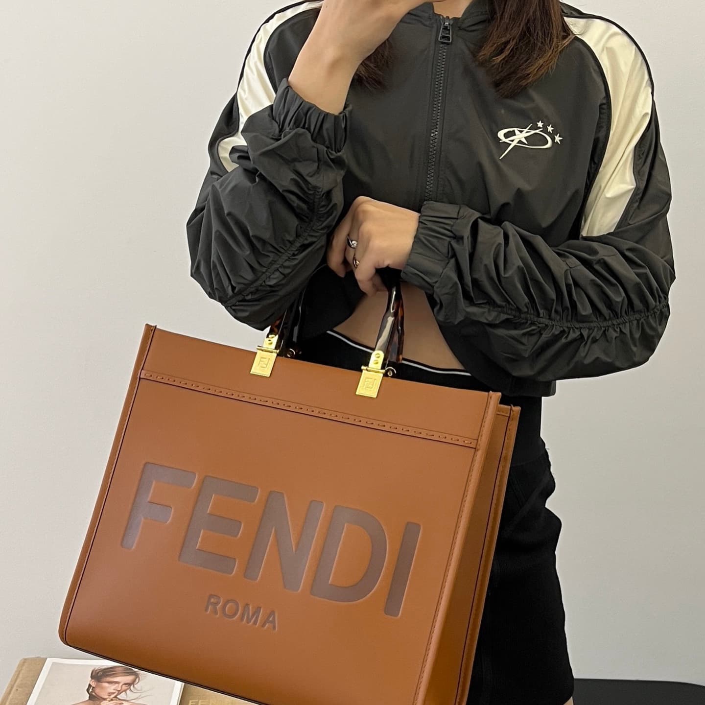 펜디 미디움 션샤인 쇼퍼백 - Bag (펜디) - 이미지 8