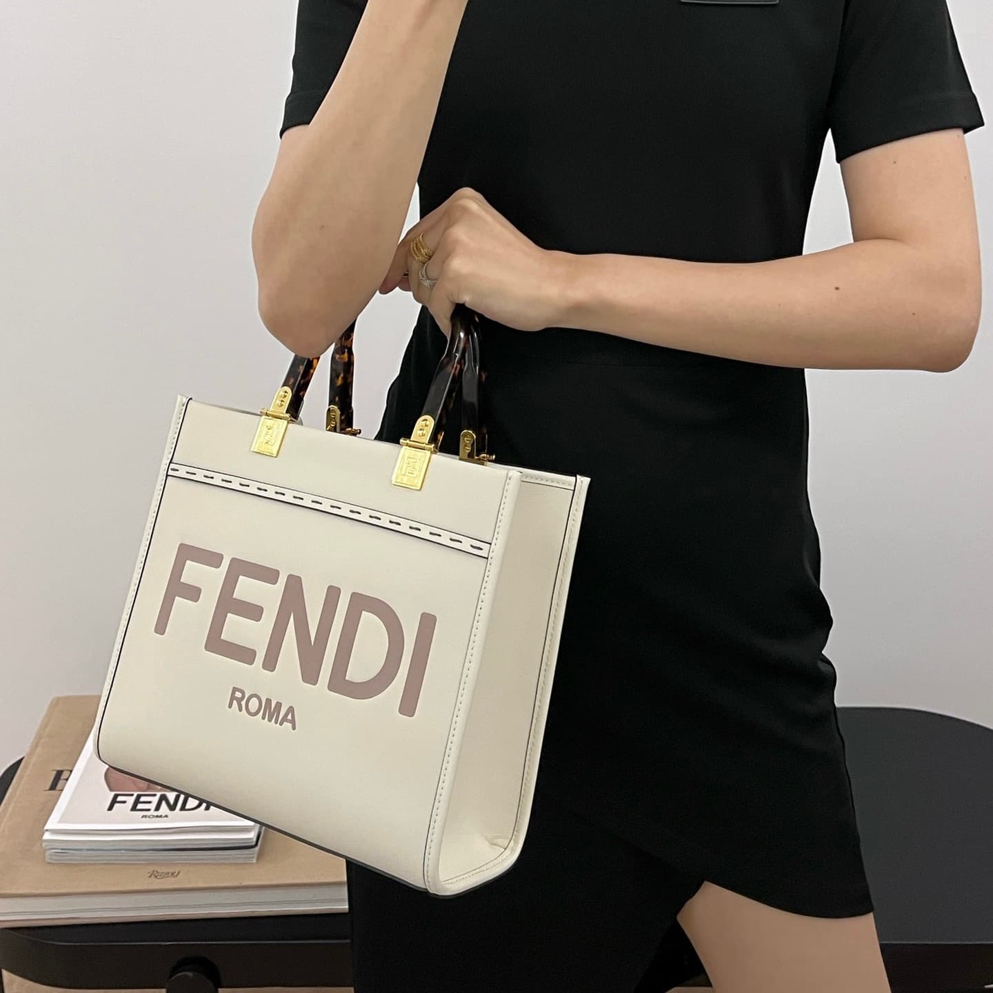 펜디 스몰 션샤인 쇼퍼백 - Bag (펜디) - 이미지 8