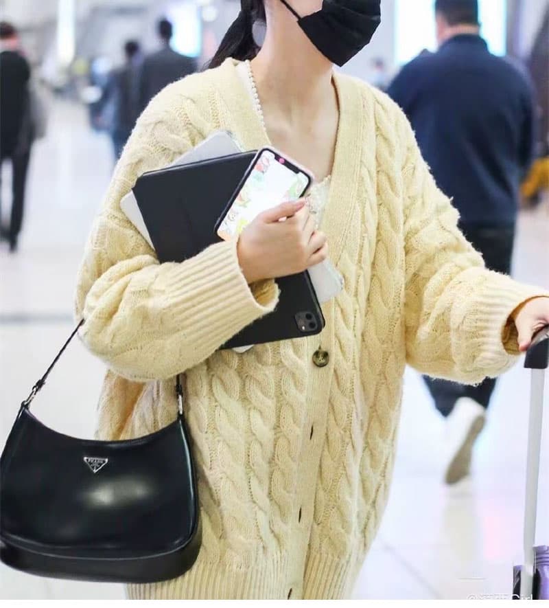 프라다 클레오 브러시드 레더 숄더백 - Bag (프라다) - 이미지 24